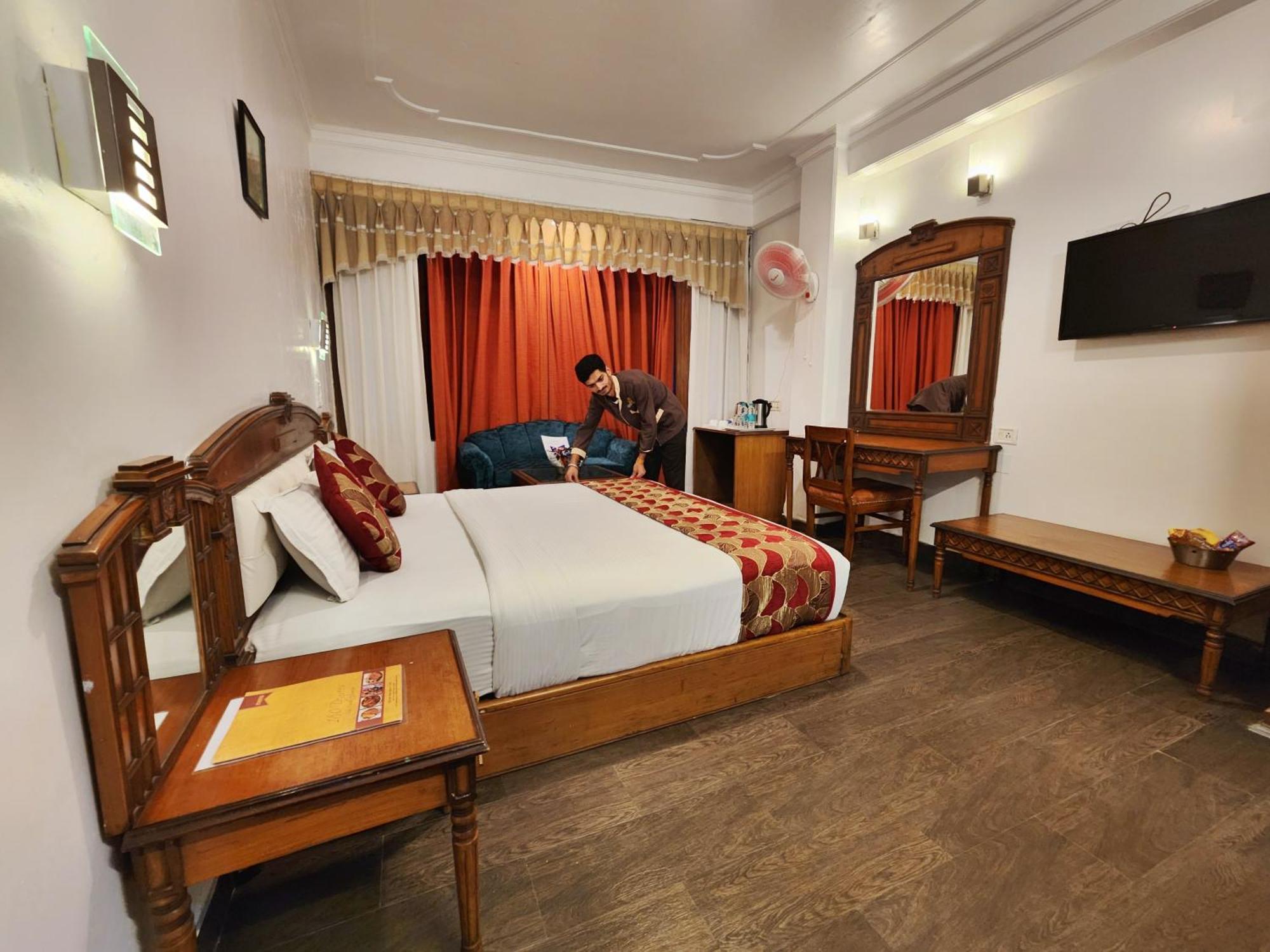 Hotel Surya Shimla Buitenkant foto